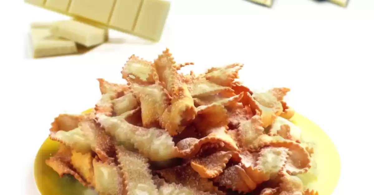 Chiacchiere di Carnevale al cacao con cioccolato bianco