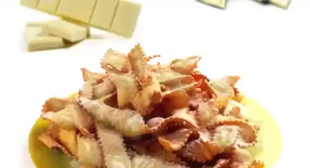 Chiacchiere di Carnevale al cacao con cioccolato bianco