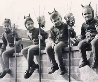 bambini in costume halloween