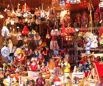 oggetti in vendita in un mercatino di Natale a Vienna