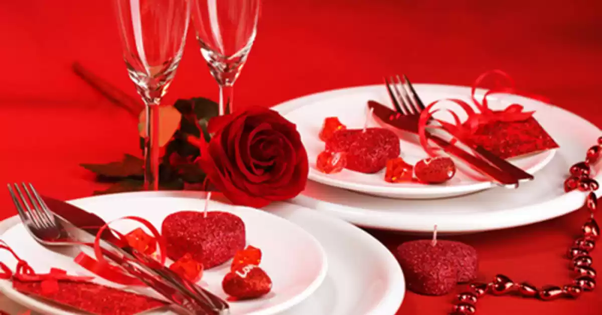 Decorare la tavola per la cena di San Valentino