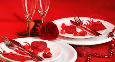 Decorare la tavola per la cena di San Valentino